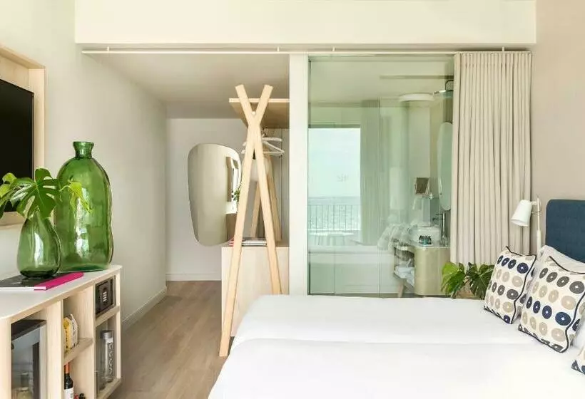 Superior Kamer met Uitzicht op Zee aan de Zijkant, Me Sitges Terramar