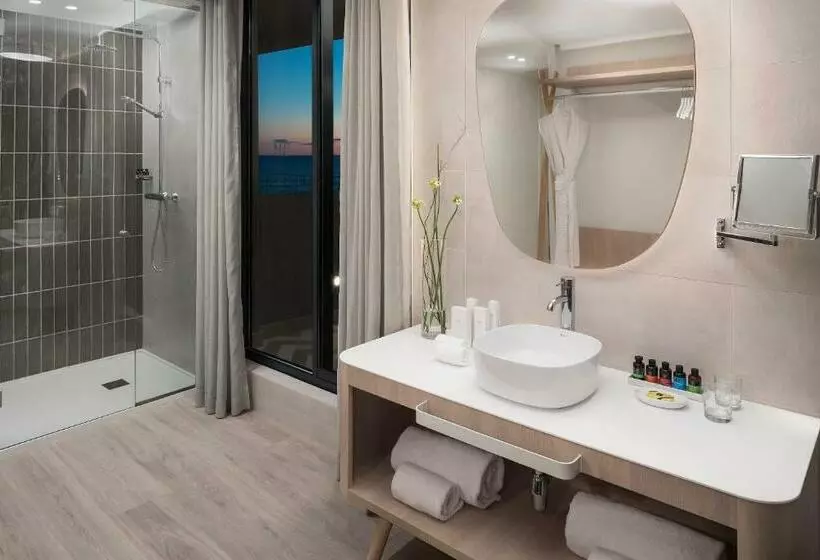 Superior Kamer met Uitzicht op Zee aan de Zijkant, Me Sitges Terramar