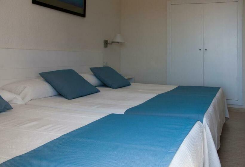 غرفة قياسية ثلاثية مطلة علي حمام السباحة, Sicania