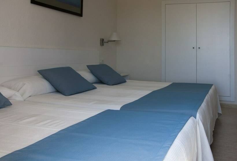 غرفة قياسية مطلّة علي حمام السباحة, Sicania