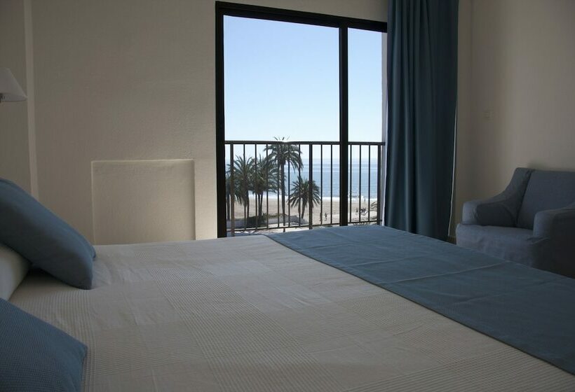 غرفة قياسية مطلّة علي حمام السباحة, Sicania