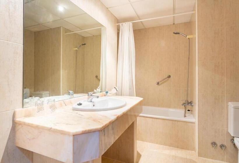 غرفة قياسية ثلاثية مطلة علي حمام السباحة, Sicania