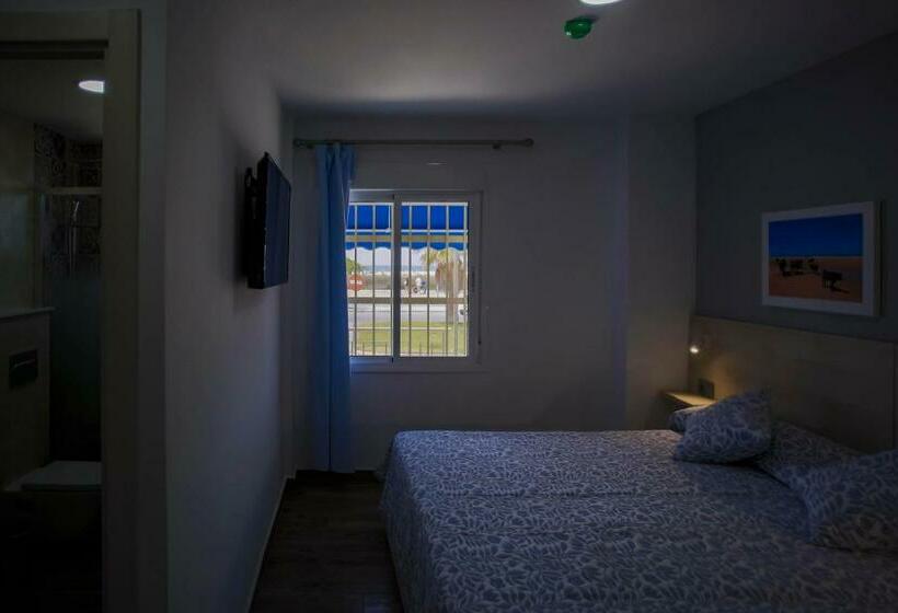 غرفة قياسية مطلّة علي البحر, Bari