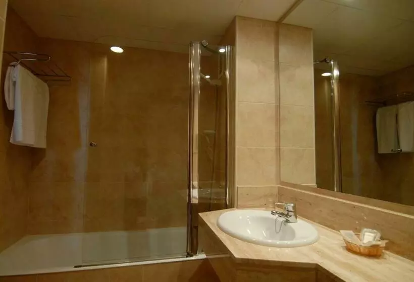Habitación Triple Estándar, Beverly Park & Spa