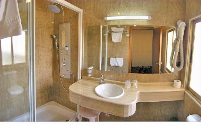 اتاق استاندارد سه نفره, Maria Del Mar