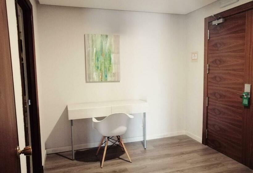 4인용 스탠다드 룸, Mir Octavio