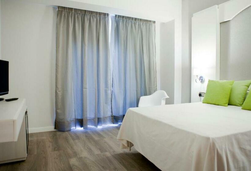 4인용 스탠다드 룸, Mir Octavio