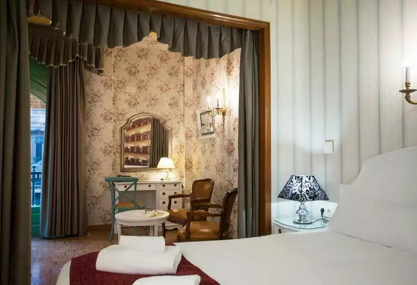 اتاق استاندارد سه نفره, Casual Del Teatro Madrid