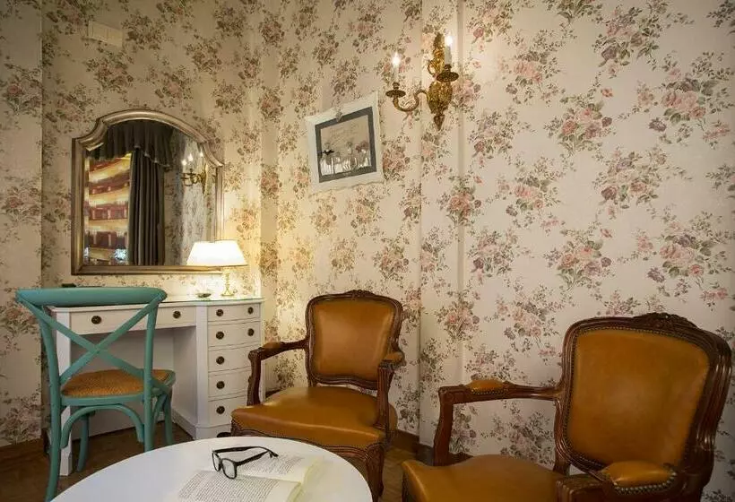اتاق استاندارد سه نفره, Casual Del Teatro Madrid