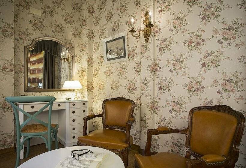 اتاق استاندارد سه نفره, Casual Del Teatro Madrid