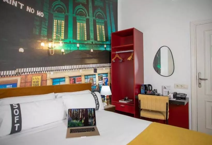 اتاق عادی, Casual Del Teatro Madrid