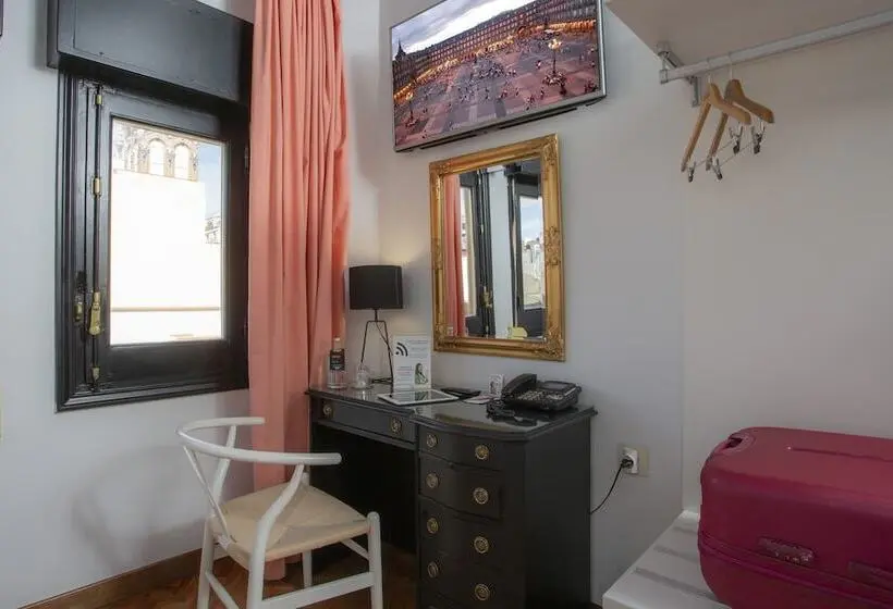 اتاق استاندارد سه نفره, Casual Del Teatro Madrid