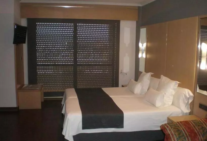 اتاق استاندارد سه نفره, Faro Salazón