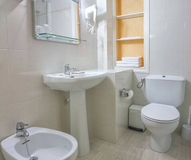 スタンダード4人部屋, Farré D'avall