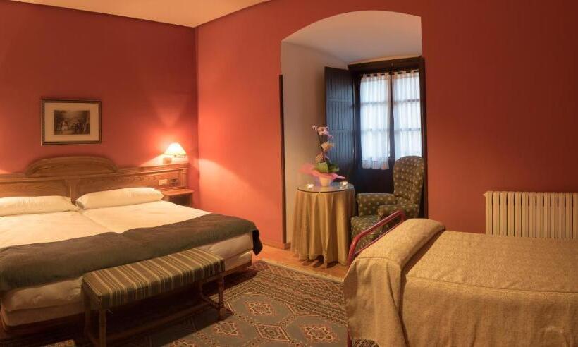 اتاق استاندارد سه نفره, Hostería Del Monasterio De San Millan