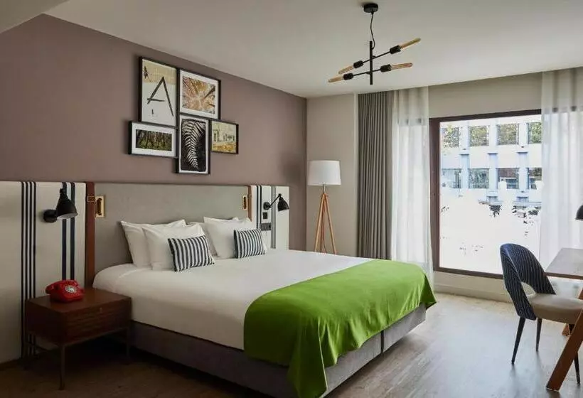 身障者適用キングサイズベッドルーム, Indigo Madrid   Princesa, An Ihg