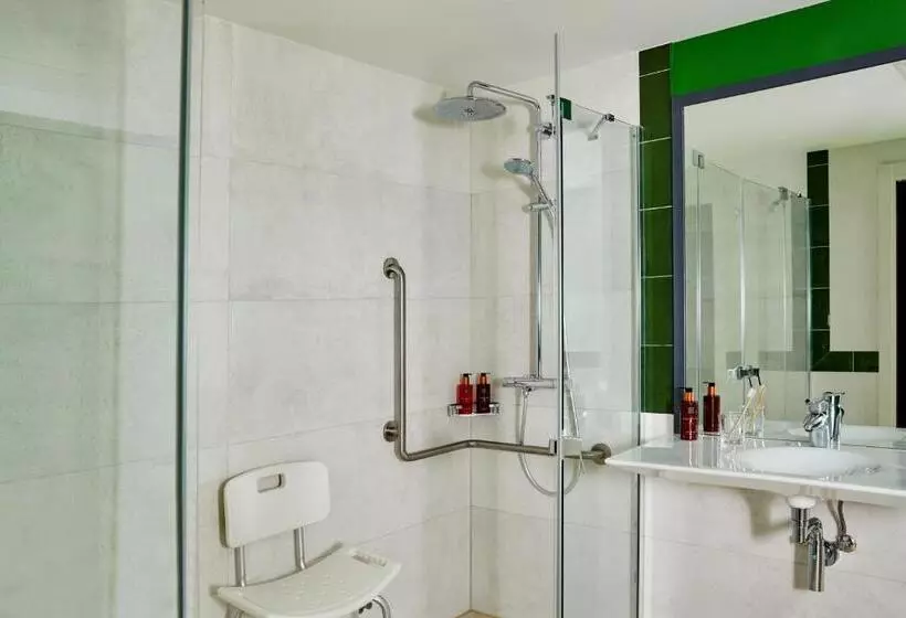 身障者適用キングサイズベッドルーム, Indigo Madrid   Princesa, An Ihg