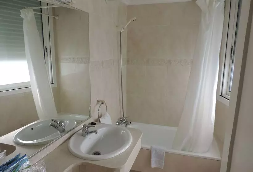 Economy Triple Room, Junquera