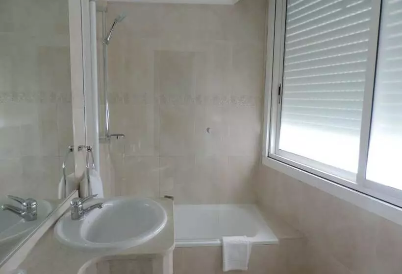 Economy Triple Room, Junquera