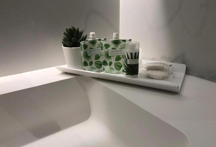 豪华三人间, Lotus