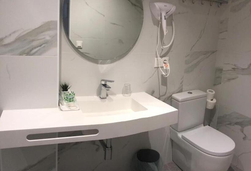 豪华三人间, Lotus