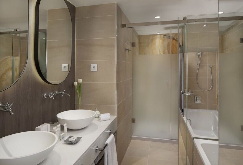 اتاق پرمیوم, Melia Castilla