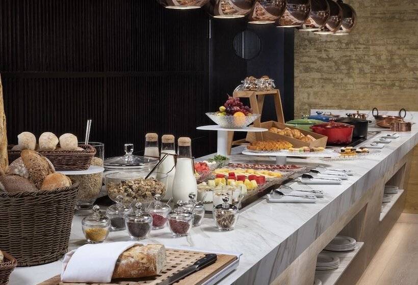 اتاق خانوادگی, Melia Castilla