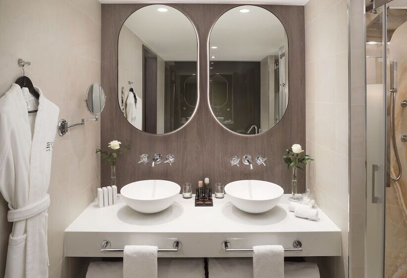 اتاق خانوادگی, Melia Castilla