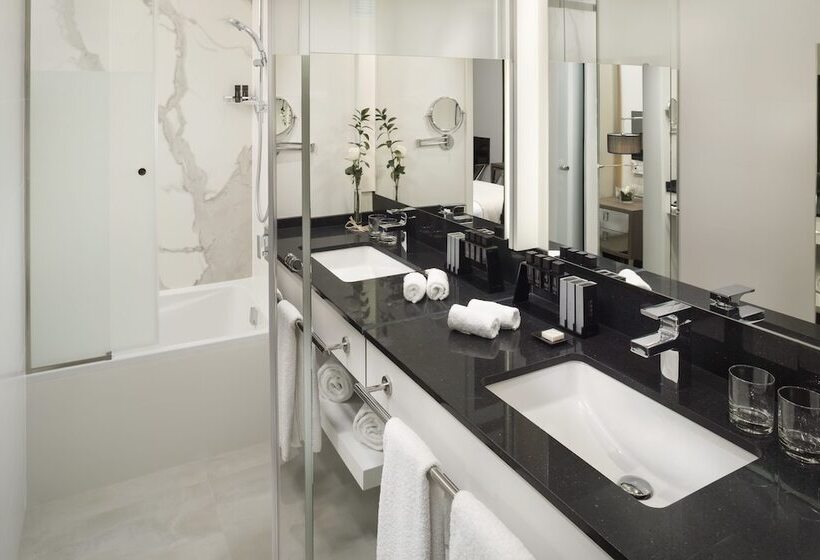 اتاق لوکس, Melia Castilla