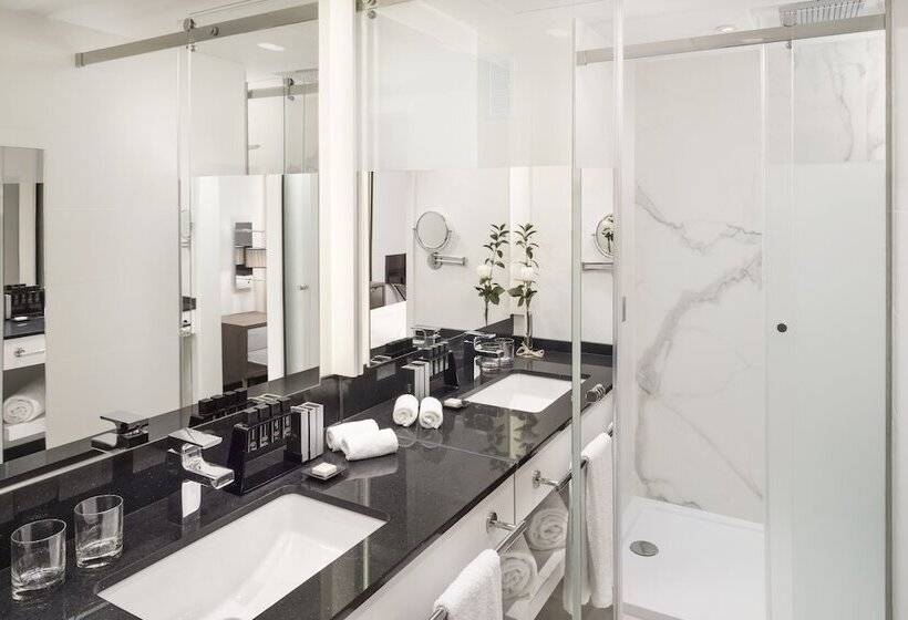 اتاق لوکس, Melia Castilla