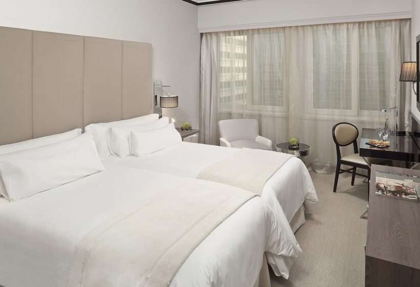 اتاق لوکس, Melia Castilla