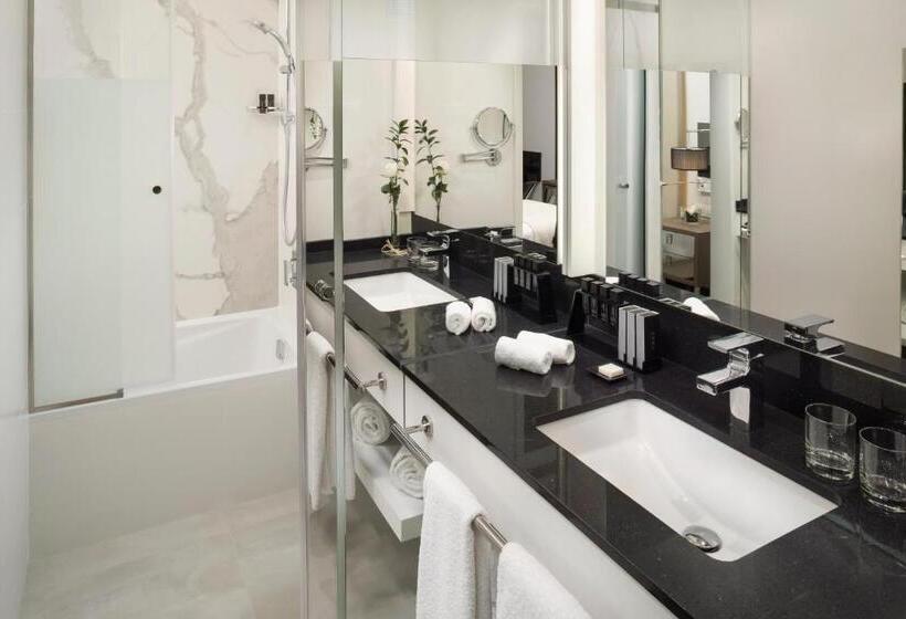 اتاق لوکس, Melia Castilla