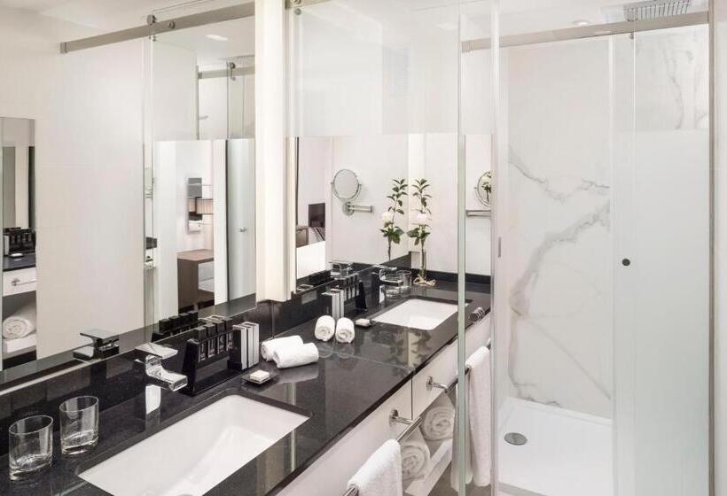 اتاق لوکس, Melia Castilla