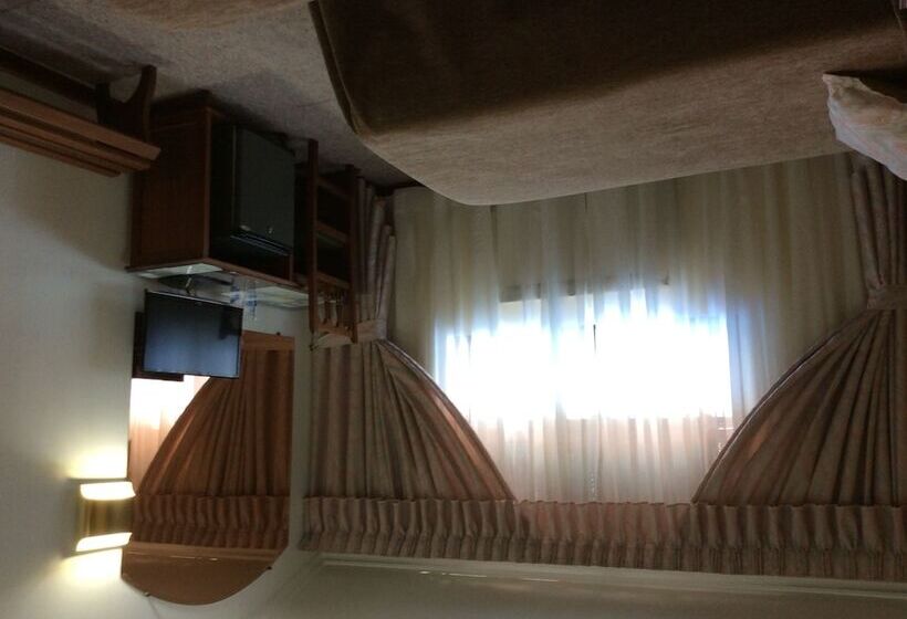 舒适三人间, O Castelo