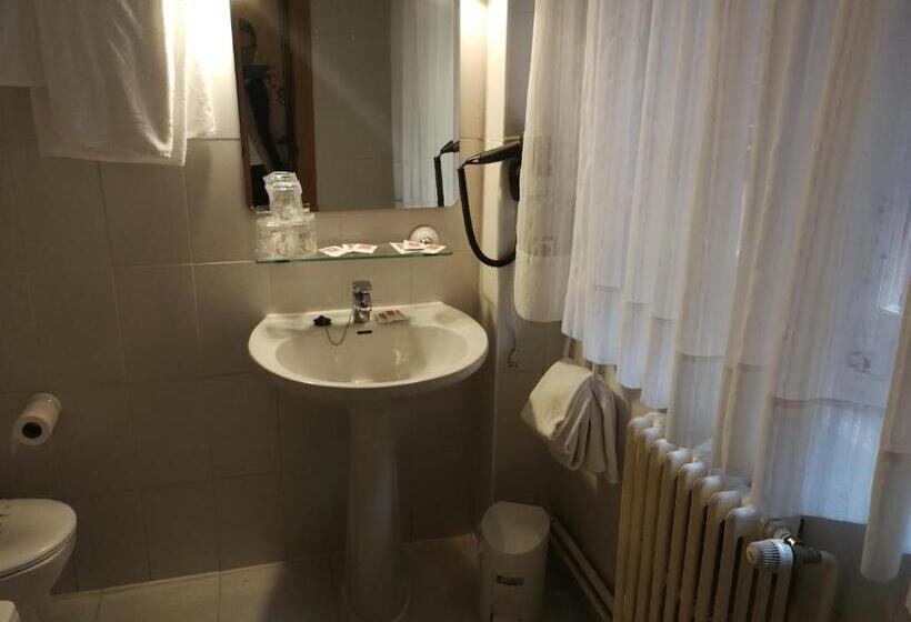 标准三人间, Xabier