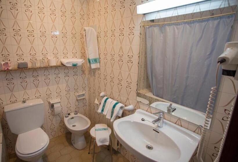 غرفة قياسية ثلاثية, Segle Xx