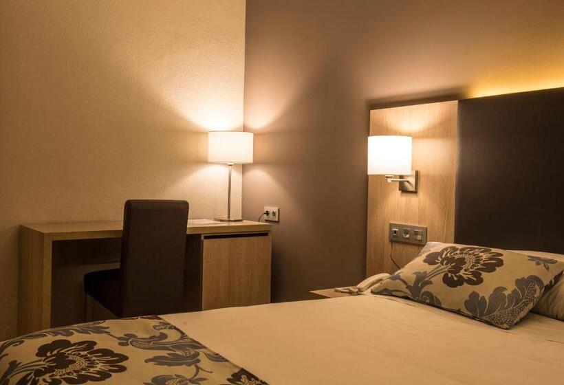 חדר סטנדרט לשלושה, Valentin