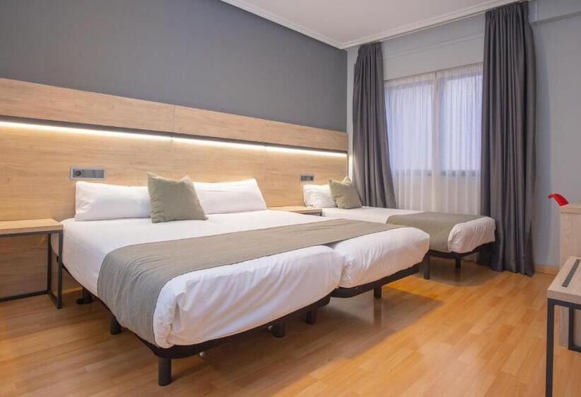 Номер Стандарт Трехместный, Az Hotel El Príncipe   Gimnasio Gratuíto