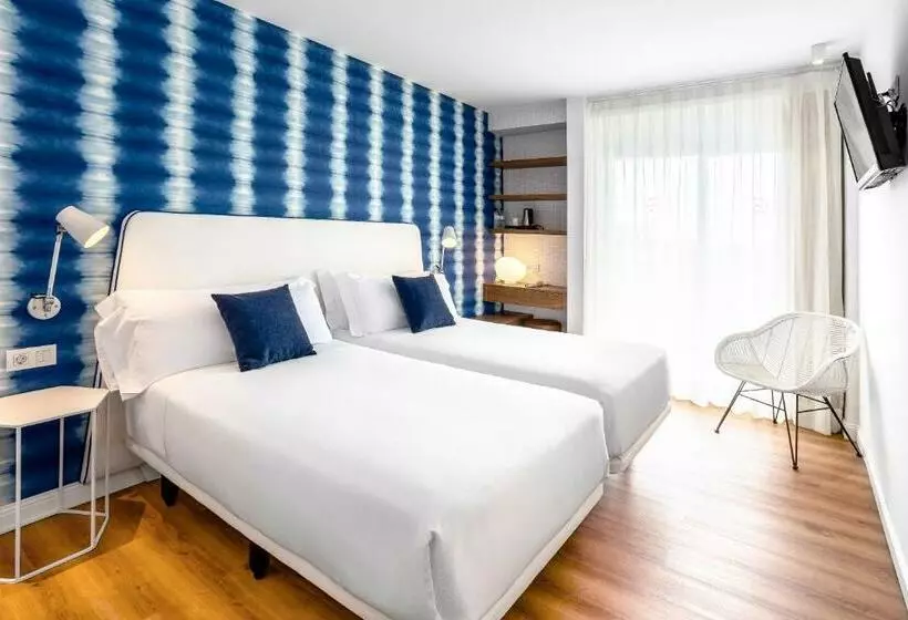 Superior Room Pool View, Anabel