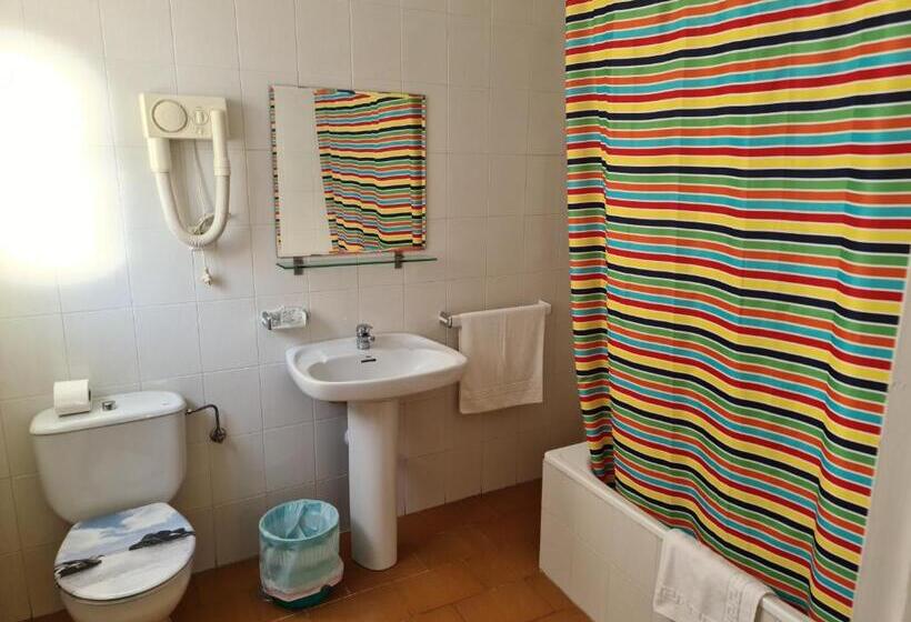 スタンダードトリプルルーム, Dila