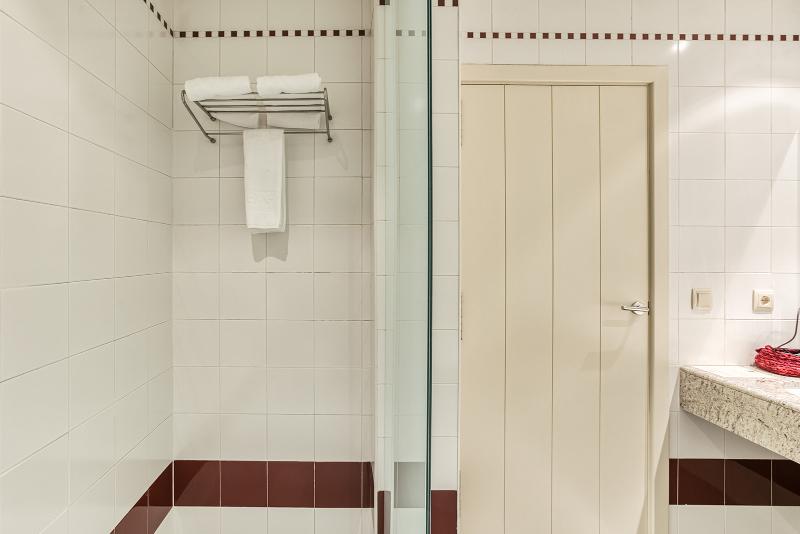 سوییت جونیور, Emporium  Adults Only