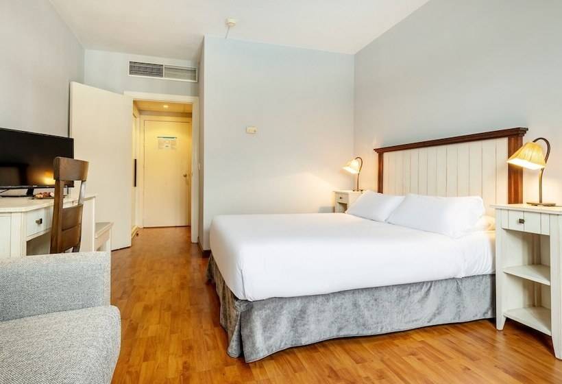 חדר סטנדרט לשלושה עם נוף לבריכה, Ilunion Hacienda De Mijas