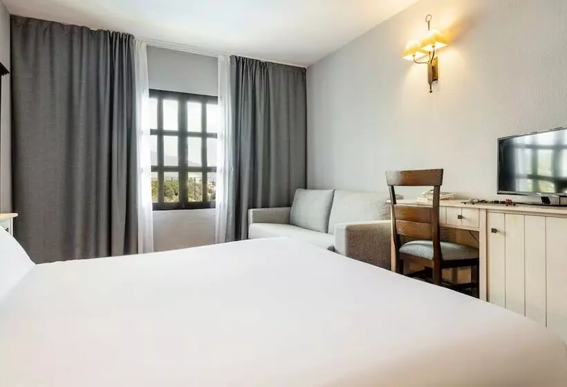 اتاق استاندارد سه تخته با چشمانداز استخر, Ilunion Hacienda De Mijas