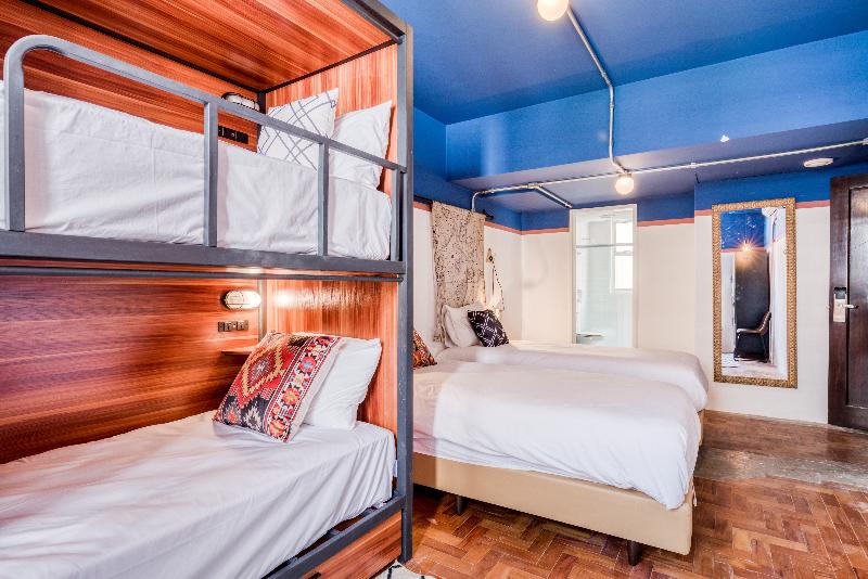 اتاق استاندارد سه نفره, Los Seises Sevilla, A Tribute Portfolio