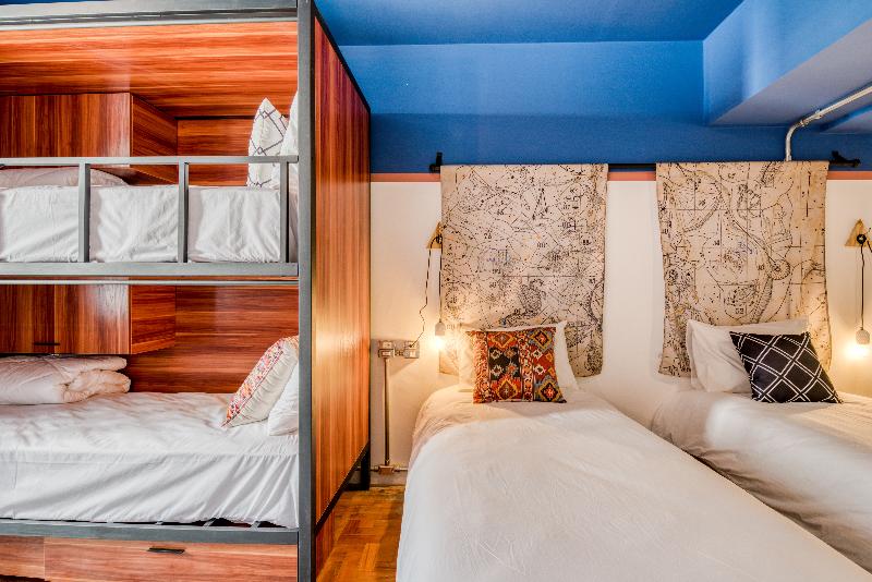 اتاق استاندارد سه نفره, Los Seises Sevilla, A Tribute Portfolio