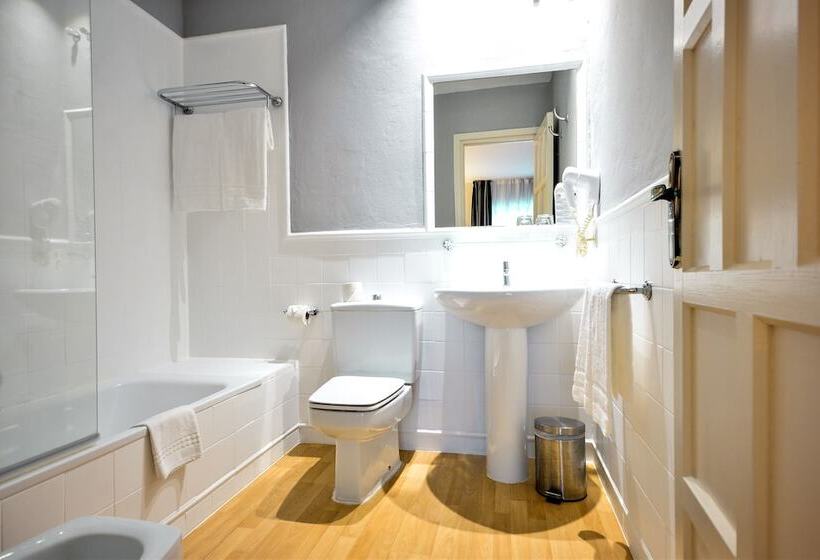 חדר סטנדרט לשלושה, Oromana