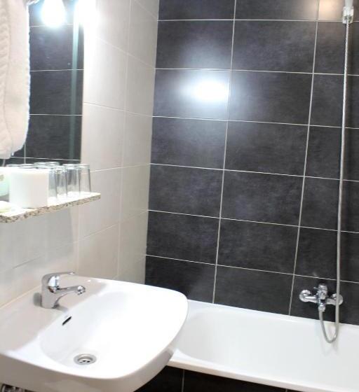 家庭间, Hostal Madrid