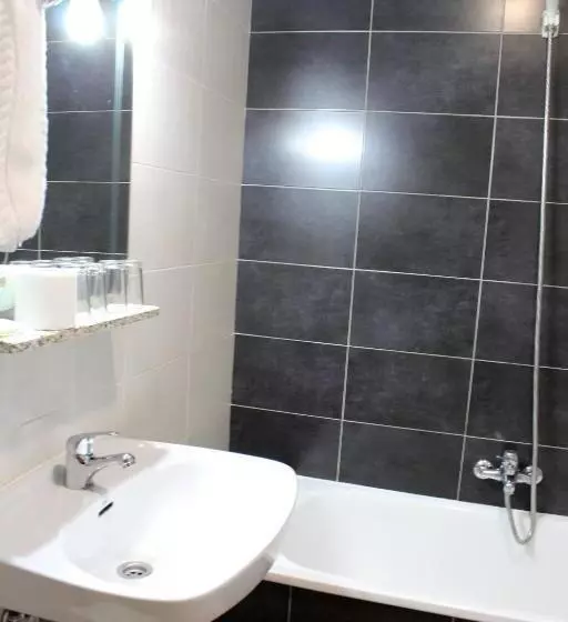 اتاق خانوادگی, Hostal Madrid