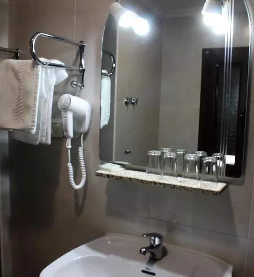 اتاق خانوادگی, Hostal Madrid