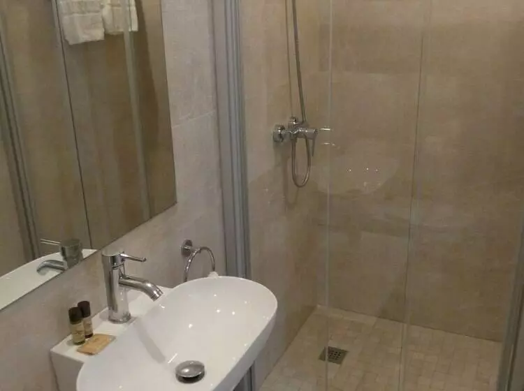 Chambre Supérieure Individuelle, Marina Tossa